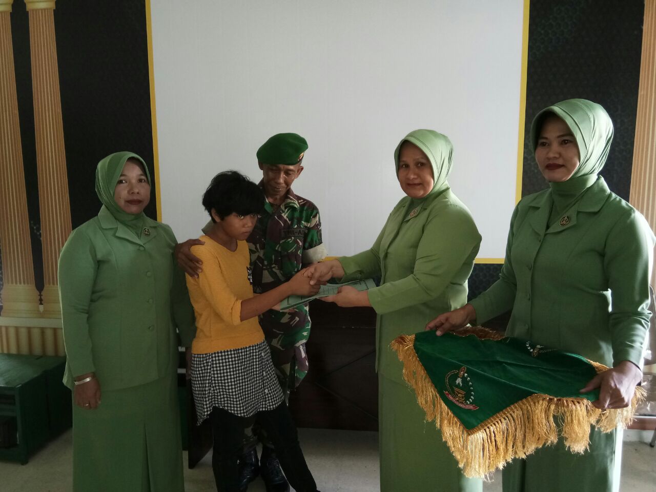 Persit Kodim Majene Santuni Kaum Difabel