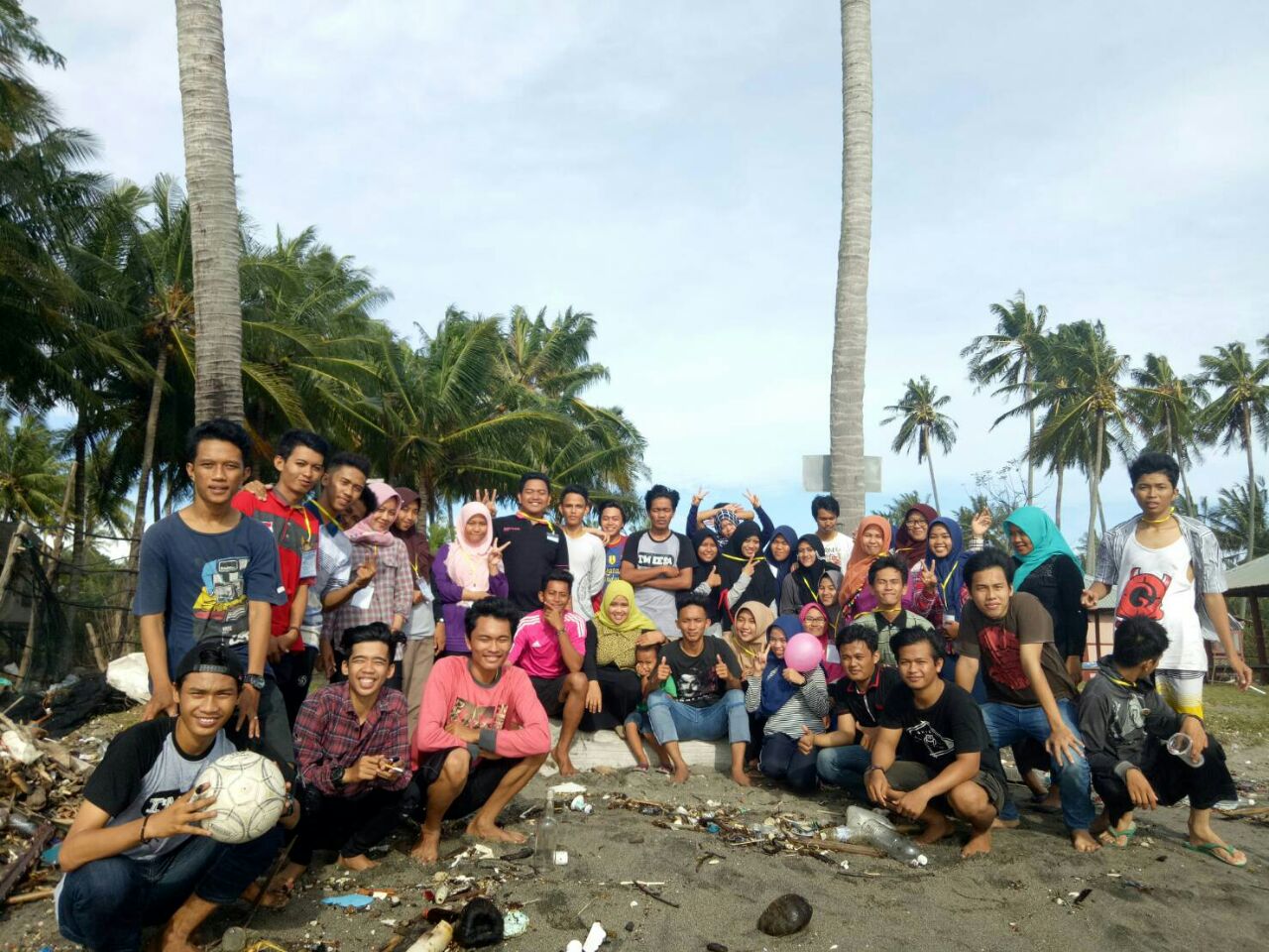 Digelar di Pantai Lowita, Begini Serunya English Camp EESA Umpar