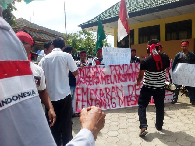 Mahasiswa Demo PMD Pinrang Minta Desa Mesakada Dimekarkan