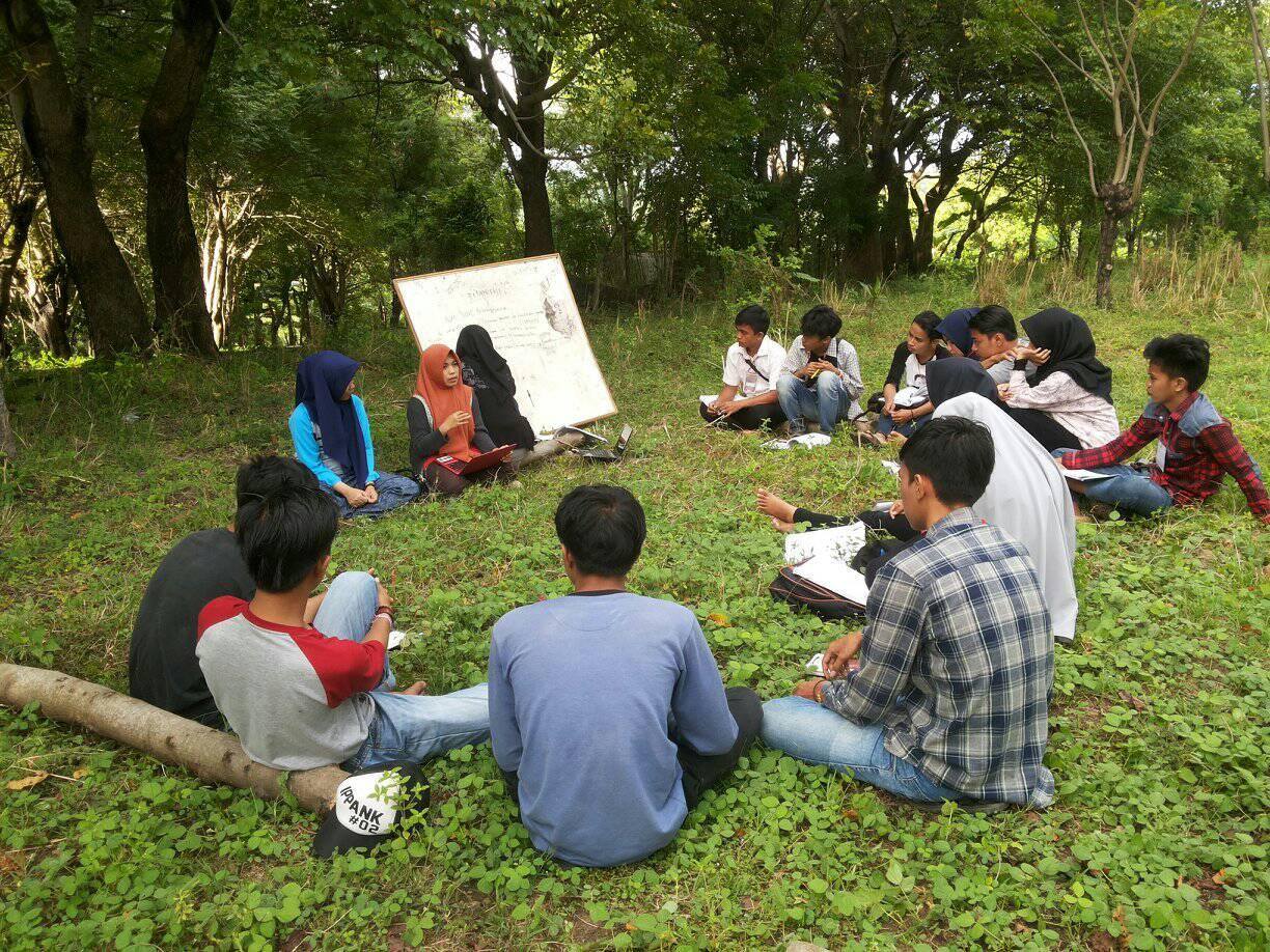 Kereennn… Mahasiswa Ikut Sekolah Politik di Hutan Parepare