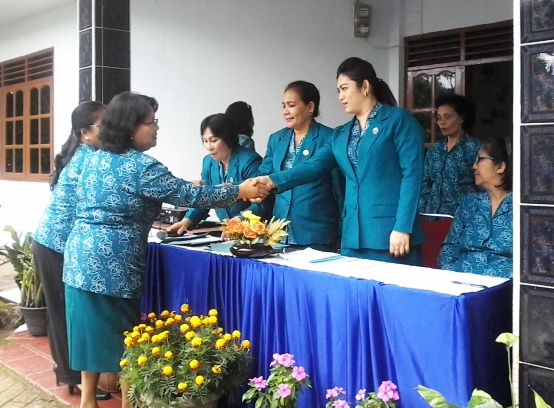 Camat Sa’dan Torut Lantik 200 Pengurus PKK