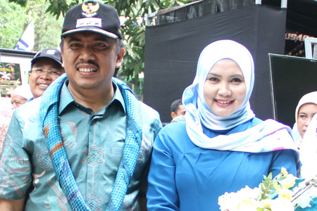 Suraida Hatta; Perempuan Mandiri Dukung Karir Suami