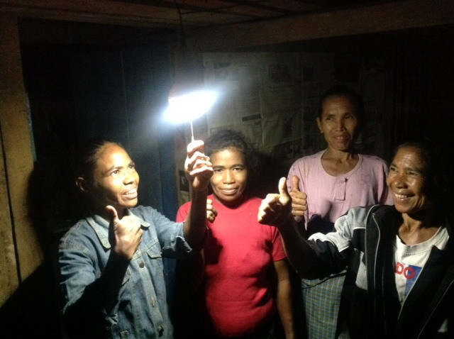 Alhamdulillah, Warga Kampung Aung Akhirnya Nikmati Listrik