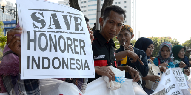 Sejumlah pegawai Honorer meliputi Jabotabek, termasuk kota Sukabumi dan Cianjur melakukan melakukan tretikal Demonstrasi di depan Istana Merdeka, Jakarta (18/3). Dalam orasi mereka meminta kenaikan status pegawai menjadi PNS tetap.Beritaprima.com/Sonny Eko Kusetiawan/bp/Mar/2015.