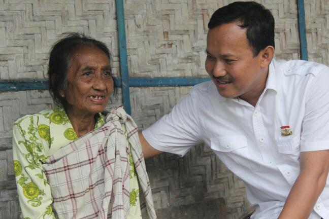 Abdillah Kunjungi Lansia Miskin di Dusun Labolong