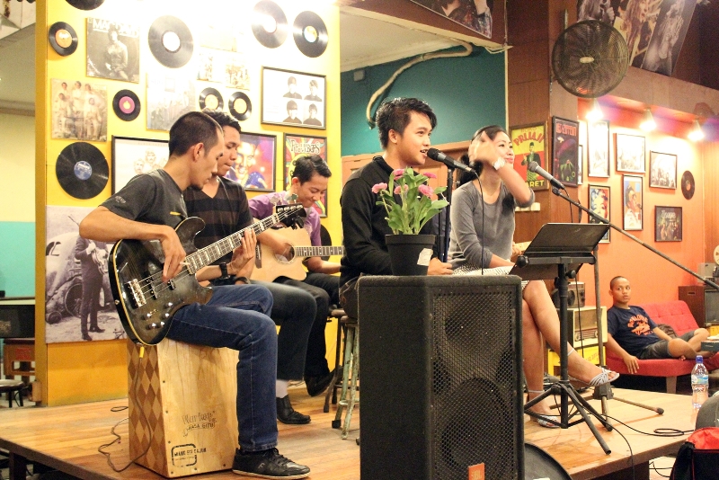 Nikmati Kopi Ditemani Alunan Live Music di Warkop Ambhank