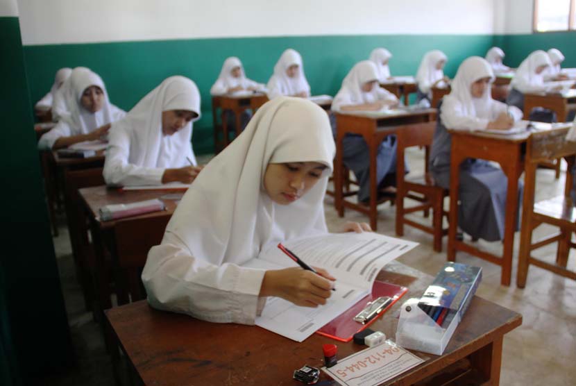 UN SMA Darunnajah: Siswa SMA Darunnajah mengerjakan soal mata pelajatan Kimia saat Ujian Nasional (UN) di SMA Darunnajah, Jakarta Selatan, Selasa (15/4). Hari ke-3 UN para siswa mengerjakan mata pelajaran Matematika dan Kimia. Sebanyak 93 siswa di SMA tersebut yang mengikuti Ujian Nasional.
