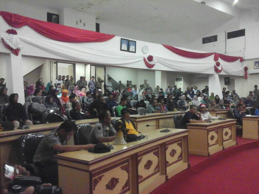 Didemo Warga, Pemkot Parepare Janji Data Ulang Penerima Raskin Didemo Warga, Pemkot Parepare Janji Data Ulang Penerima Raskin