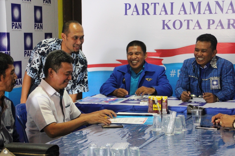 Pilwalkot Parepare; YL yang Pertama Kembalikan Formulir di PAN Pilwalkot Parepare; YL yang Pertama Kembalikan Formulir di PAN