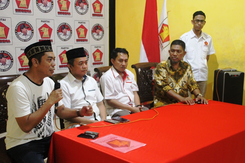 FOTO: YL Kembalikan Formulir Calon Walikota di Gerindra FOTO: YL Kembalikan Formulir Calon Walikota di Gerindra
