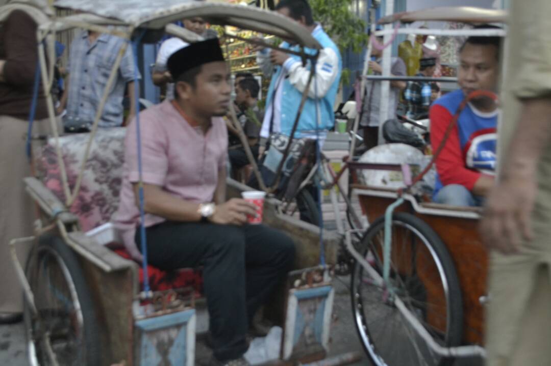Calon Walikota Parepare Tasming Hamid buka puasa bersama tukang becak (foto: Mul/PIJAR)