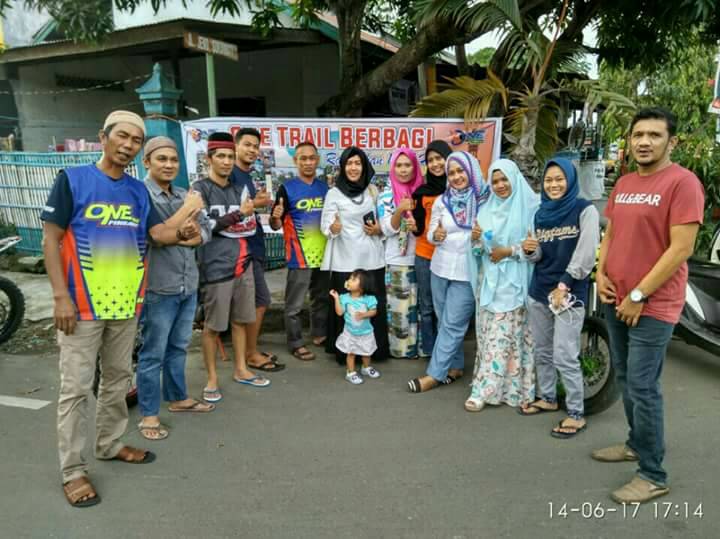 Ajak Istri, Pecinta Trail Pinrang Berbagi Takjil