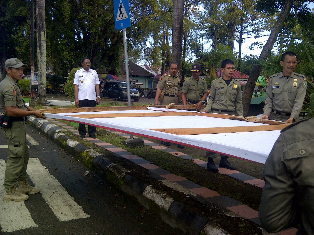 Satpol PP Tertibkan Baliho dan Spanduk di Sekitar Tugu Payung Barru