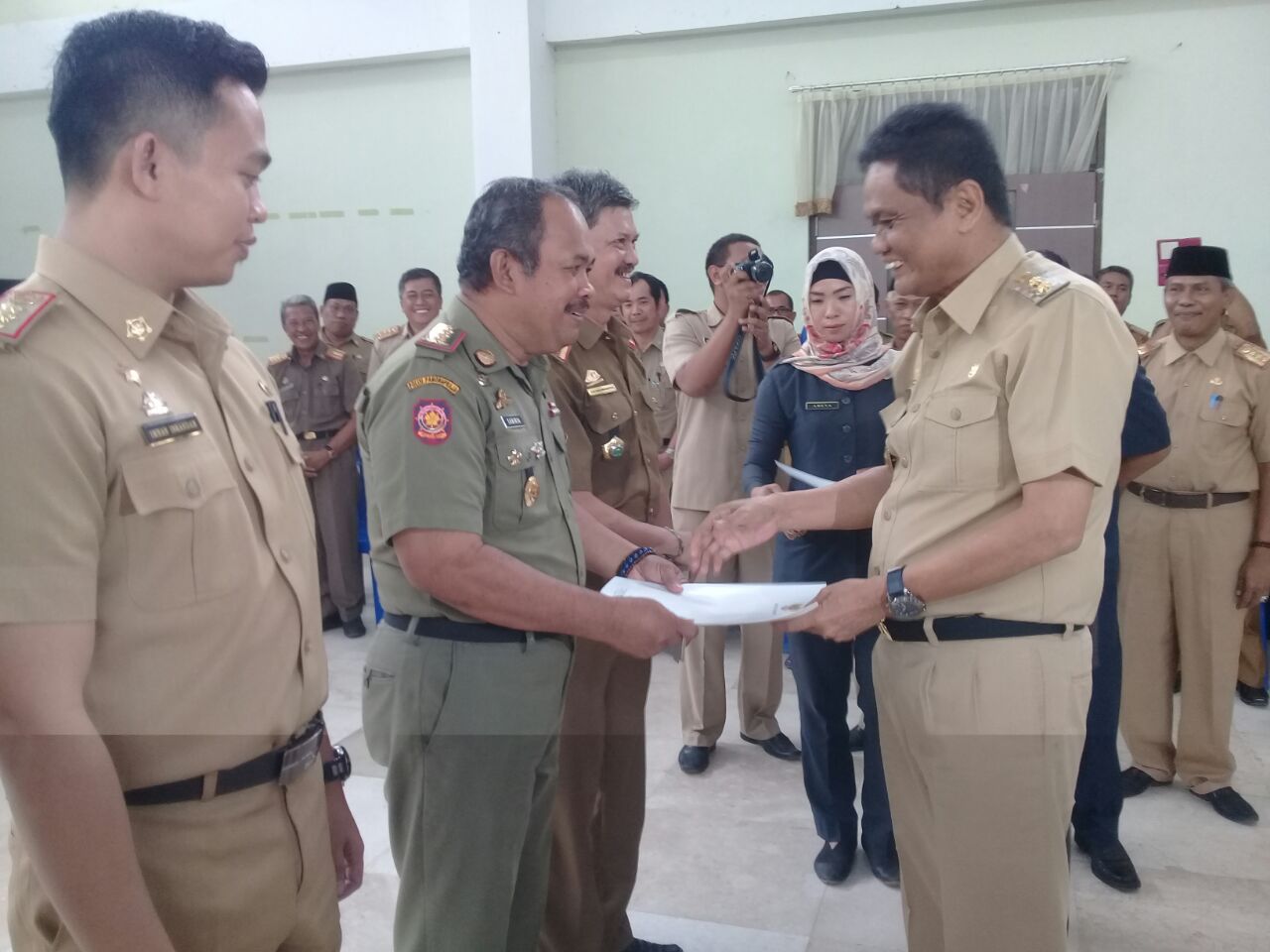 Penyerahan SK Kenaikan Pangkat ASN Barru, Molor dan Mati Lampu Penyerahan SK Kenaikan Pangkat ASN Barru, Molor dan Mati Lampu