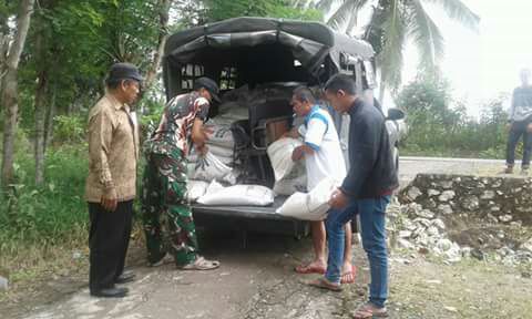 TNI di Enrekang Bantu Salurkan Raskin ke Desa-desa