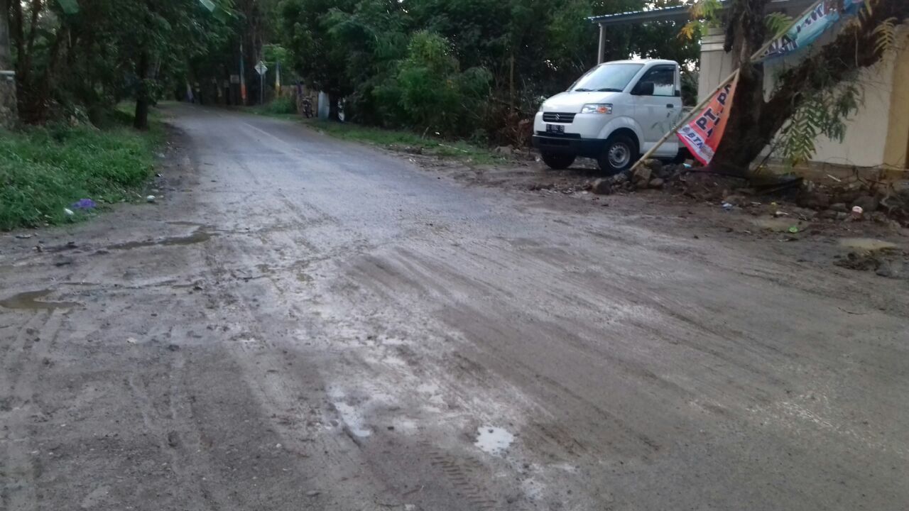 Warga Keluhkan Jalan Melati Barru Penuh Lumpur