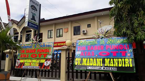 Karangan Bunga di Mapolres Parepare, Apresiasi Warga untuk Kinerja Saber Pungli