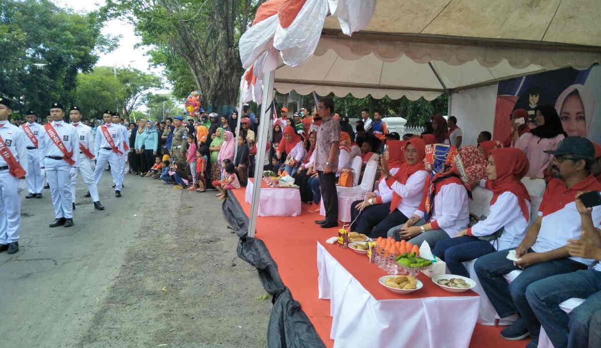Juara Gerak Jalan Kecamatan Adu Kreasi Didepan Fatmawati Rusdi