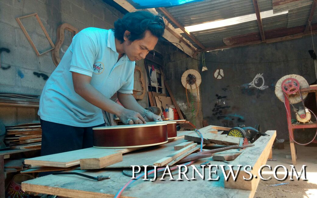 Gitar Produksi Warga Parepare, Laku Hingga Jawa dan Kalimantan