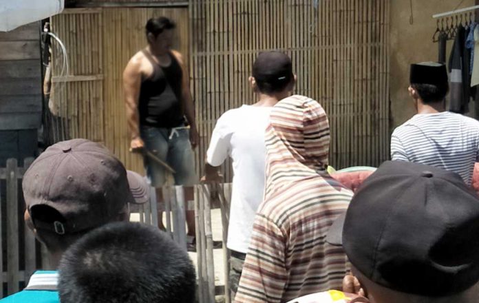 Diberondong Peluru Karet, Pria Amparita Itu Akhirnya Tersungkur Diberondong Peluru Karet, Pria Amparita Itu Akhirnya Tersungkur