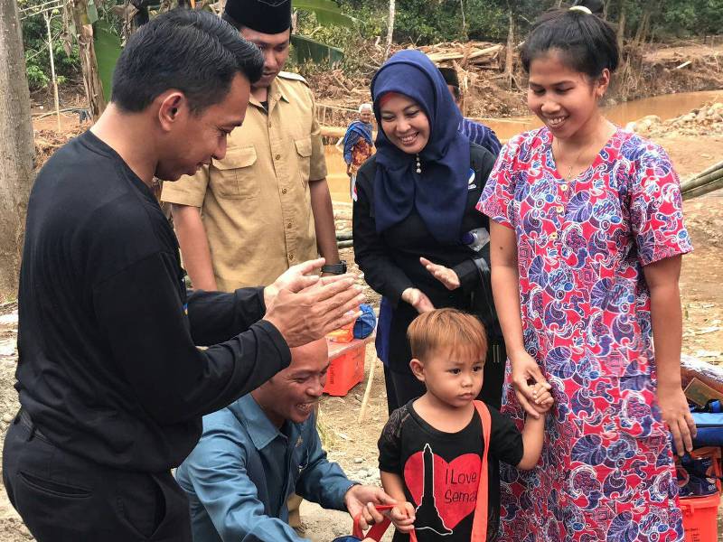 Nasdem Sulsel Salurkan Bantuan untuk Korban Banjir Sidrap