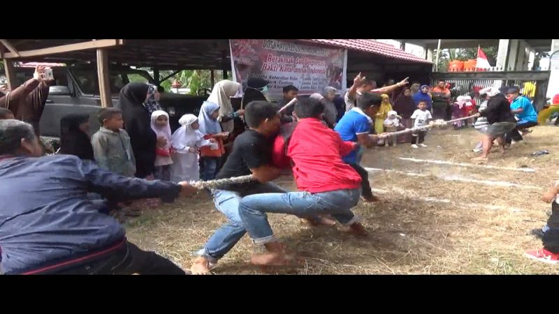 SDIT Bina Insan Peringati HUT RI, Orangtua Siswa Adu Kuat Tarik Tambang