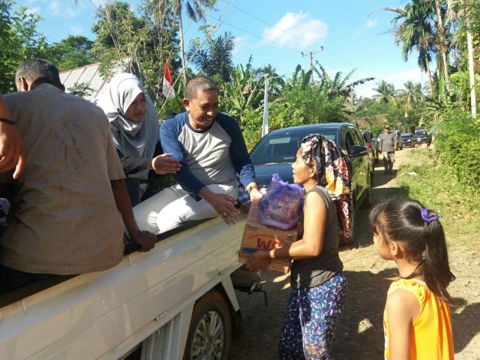 Amran Mahmud Bantu Korban Banjir di Lompoloang Amran Mahmud Bantu Korban Banjir di Lompoloang