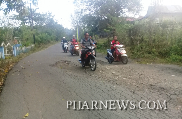 Warga Keluhkan Jalan Rusak Parah di Desa Tompo Barru