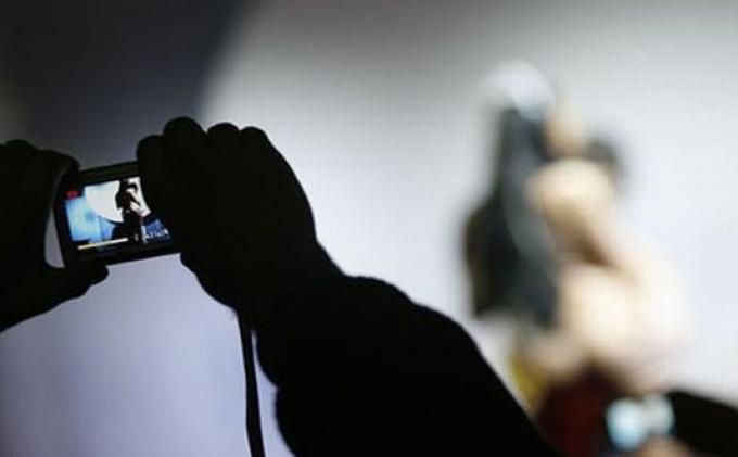 Astaga, Pak Ustaz dan Santriwati Terekam Gituan di Musala