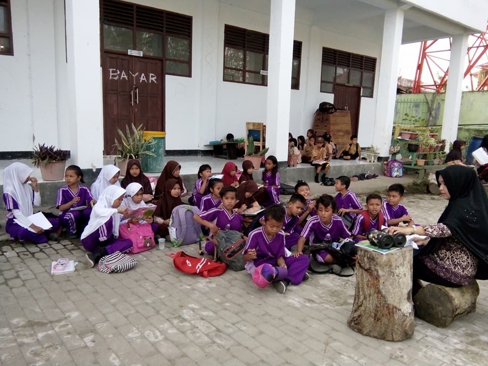 Tersegel, Siswa di Parepare Belajar di Halaman Sekolah