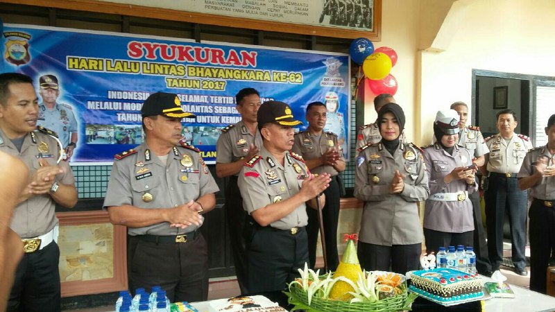 HUT ke-62 Lalu Lintas, Polres Barru Potong Tumpeng