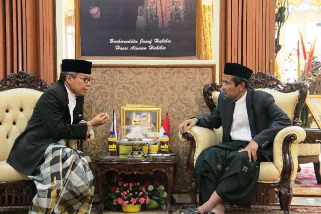 Sssttt… Hampir Sejam, TP dan Aziz Qahhar Bahas Ini
