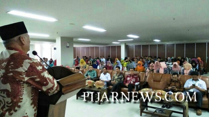 Muslimin Bando Bicara Ekonomi di Gedung Phinisi UNM