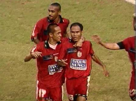 Pemain PSM Rahman Usman merayakan golnya ke gawang PKT Bontang bersama Kurniawan DY, pada final Ligina VI 2000. PSM menang 3-2. (Foto: handover/the-maczman.com)