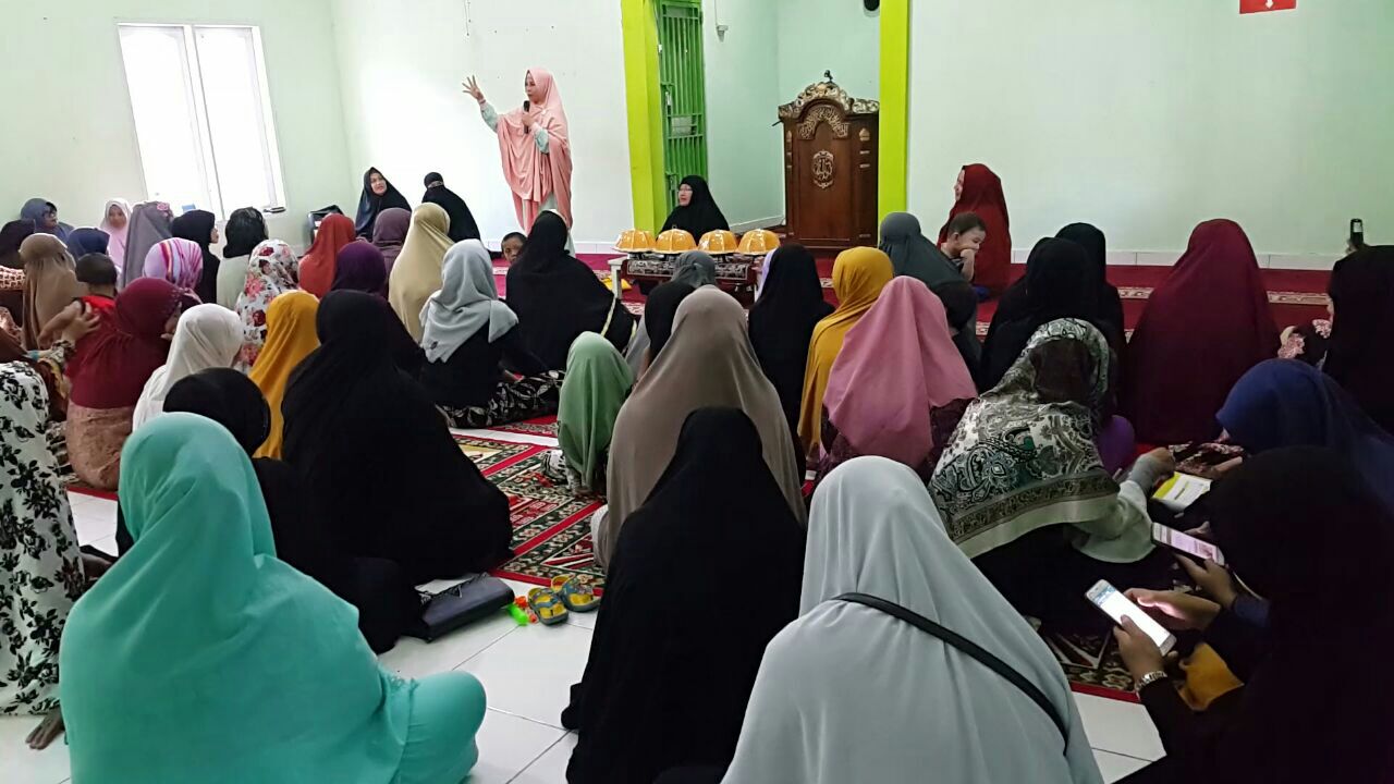 Umi Aty Disambut Antusias Ratusan Perempuan di Markas IYL