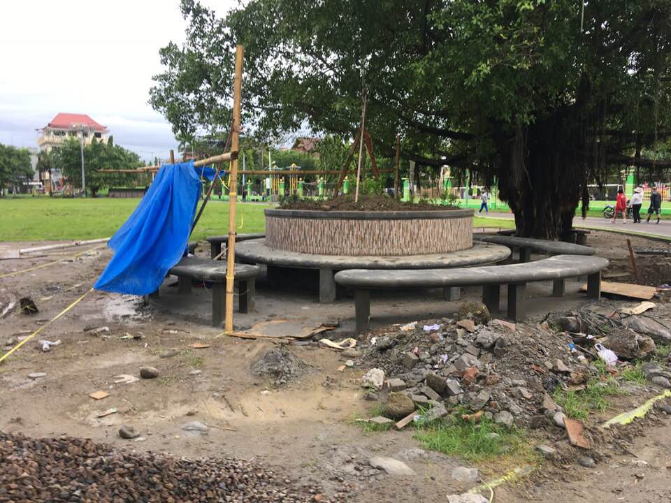Ket: Tempat duduk yang dibangun Pemkot Parepare, dilokasi Lapangan Voli yang kerap digunakan warga. Hal ini mendapat kritikan dari Wakil Ketua DPRD Parepare Rahmat Sjamsu Alam (foto; handover)