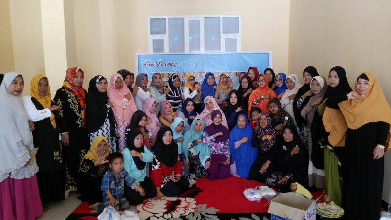 Tim Perempuan Pejuang, dipimpin Sabriati Aziz intens menggelar tausyiah atau ceramah agama, pengajian bersama hingga seminar parenting (foto: handover)