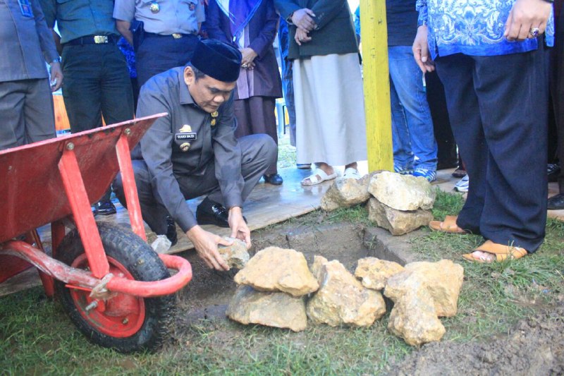 Ket: BUpati Barru Suardi Saleh meletakkan batu pertama Gedung Olahraga Pesantren DDI Mangkoso, KAmis 21/12 (foto: Fandy/PIJAR)