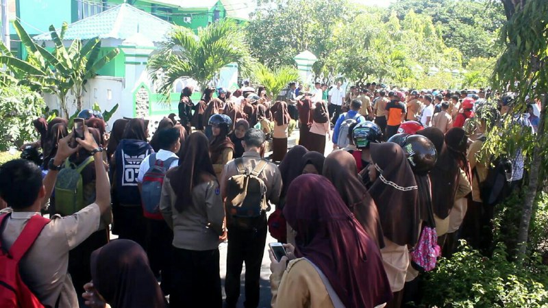 Ket: Suasana demonstrasi Siswa MAN Pinrang didepan kantor Kemenag Pinrang, Rabu 6/12. (foto: Fauzan Mahmud/PIJAR)