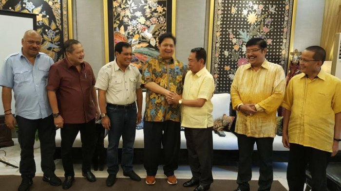 Ket: Bupati Wajo yang juga Ketua Golkar Kabupaten Wajo Andi Burhanuddin Unru berjabat tangan dengan Ketua DPP Golkar Airlangga Hartarto.  (foto; handover)