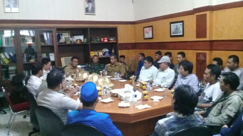 Ket: Suasana audiensi bersama PMII, Satker dan Pemkab Barru di Kantor Bupati Barru, Senin 11/12. (foto: Fandy/PIJAR)