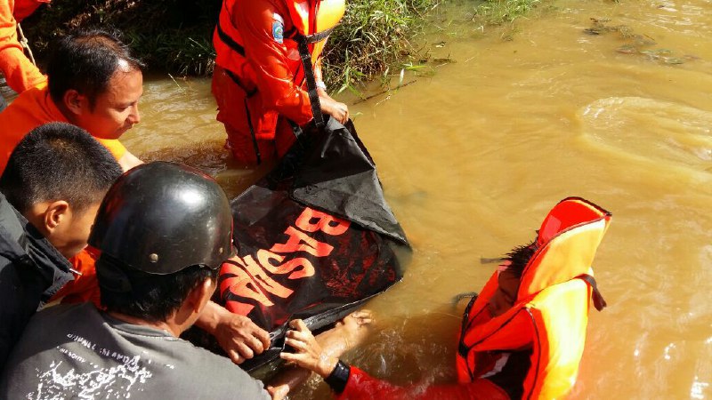 Ket: Tim gabungan mengevakuasi jenazah Aksa, yang tenggelam di Cekdam Barru, Jumat 15/12. (foto: handover)