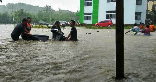 Ket: Banjir di sekitar Kampus STAIN Parepare, Kelurahan Bukit Harapan, Kecamatan Soreang, Kota Parepare. (foto: Grup MPC PP Parepare)