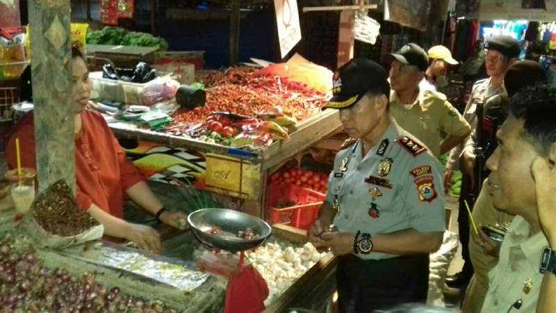Ket: Polres Barru dan Disperindag Barru menggelar sidak Pasar Mattirowalie. (foto: Fandy/PIJAR)