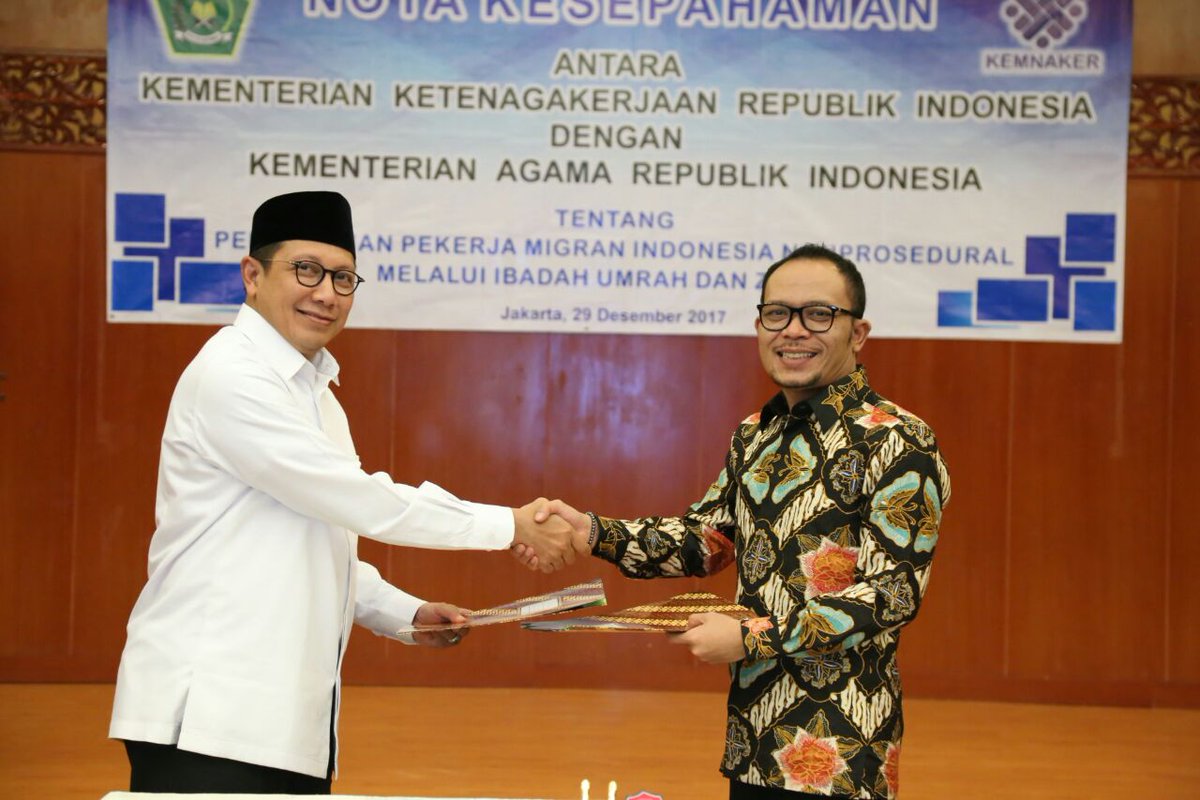 Penandatanganan MoU langsung oleh Menaker M. Hanif Dakhiri dan Menag Lukman Hakim Saifuddin di ruang Tripartit, Kemnaker Jakarta, Jumat (29/12)