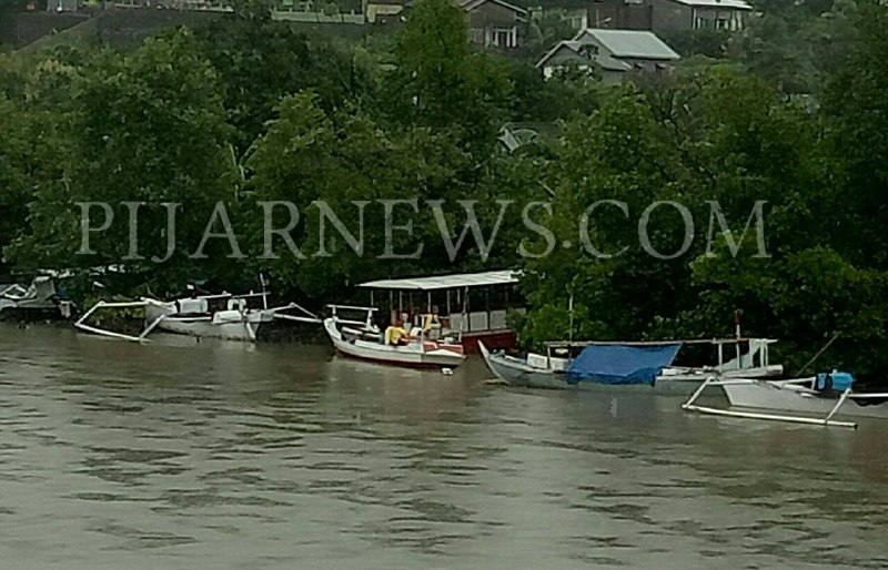 Ket: Kondisi terakhir Perahu Wisata milik Pemkot Parepare dibantaran Sungai Karajae. Gambar ditrekam Kamis 21/12. (foto: Mulyadi/PIJAR)