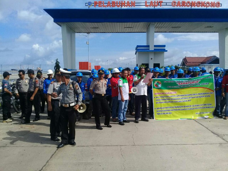 TKBM Barru Unjuk Rasa Di Depan Pelabuhan Garongkong