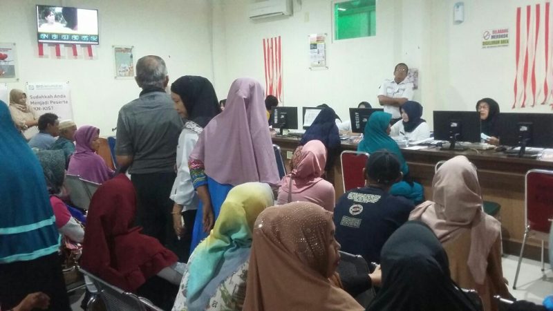 Antrian Panjang di RS Andi Makkasau, Keluarga Pasien Menunggu Berjam-jam