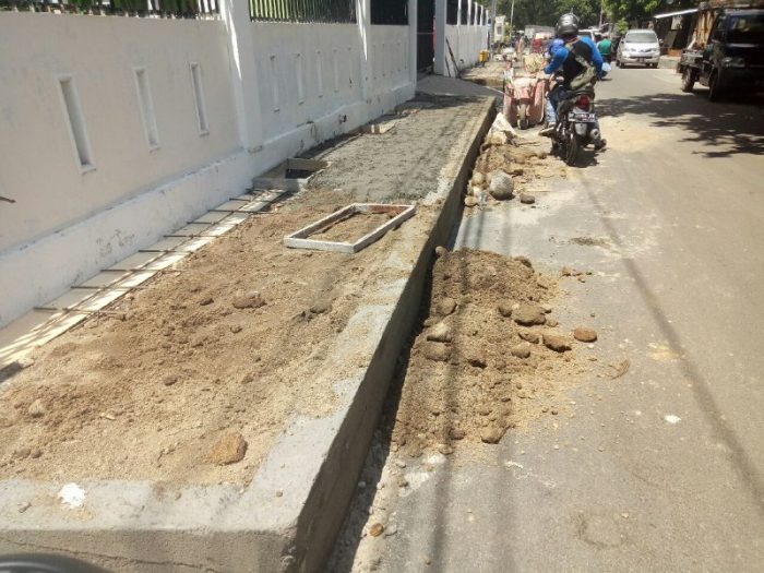 Ket: Salah satu titik rehab trotoar di Kota Parepare. Proyek ini menghabiskan anggaran sebesar Rp6 miliar. (foto: Mulyadi/PIJAR)