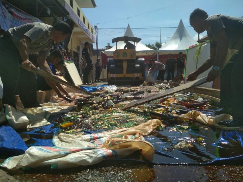 Alat Berat Lindas Ribuan Botol Miras di Halaman Mapolres Sidrap